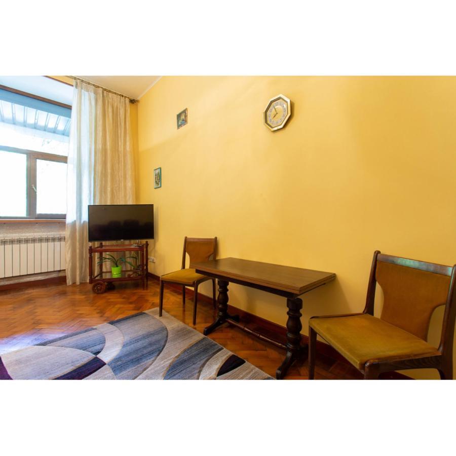 Cozy Apartment On Nezalezhnosti Avenue Kharkiv Exterior photo